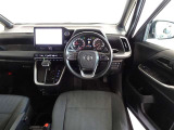 革巻きステアリングで快適な操作性の運転席です。