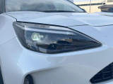 【LEDヘッドライト】悪天候や夜間走行時も良好な視界を確保し安心して運転できる高輝度LEDヘッドライトを装備!点灯速度が早く、消費電力も抑えられています。