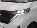 夜間走行の様々な局面に向けて、LEDヘッドランプで視認性をしっかり確保☆ハロゲンヘッドランプのおおよそ2倍の光量で、広範囲に明るくドライバーをサポートしてくれます。