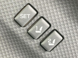 【メモリー機能付きパワーシート】ドライバーごとに設定したシート位置を記憶して、ボタン一つで切り替えできる便利な機能!運転する方が複数名いらっしゃるご家庭におすすめです♪