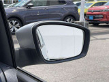 手動格納式のドアミラーです。ミラーの角度は運転席ドアにあるスイッチから電動で行えます。