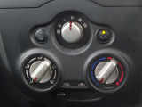 【マニュアルエアコン】ダイヤルを回して簡単に温度調整ができます。車内も快適ですね!
