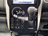 オートエアコンは汚れも拭き取りやすいタッチパネルです。