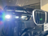 BMWの伝統の丸目4灯ヘッドライトでございます。LEDライトで視認性もよく明るく安全性の向上につながります。