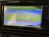後方の見える安心をお届けするバックガイドモニター付:バックするときのアシストラインもあって楽々バック!車庫入れや縦列駐車をサポートし、苦手な駐車も安心です!今やもう手放せない装備ですネ♪