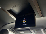 【13.2型有機ELフリップダウン】三列目からでも迫力のエンタメが観れる大画面フリップダウン。有機ELのモニターでは、一般的なフリップダウンよりも高コントラストでキレイな映像を楽しめます。