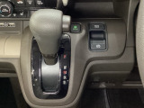 CVT車のセレクトレバーです。低速から高速まで、変速ショックのないスムーズな走りと、エンジン効率のよい領域を維持して燃費にも貢献します。サイドブレーキはスイッチ操作の電子制御パーキングブレーキです。