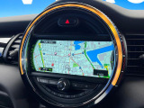 ●純正ナビ:一体感のあるナビは、高級感ある車内を演出してくれます。オーディオ機能も充実しておりますので、運転もより楽しめます♪