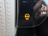 【ステアリングホイール(ヒーター付)】車内の暖房よりも早く手元が暖まるので「手がかじかんでハンドルが握りづらい」「冷え性で冬場がつらい」という寒い時期にはぴったりの機能です♪