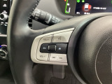 オーディオのチャンネル変更やボリュームなどの操作スイッチの他にレフトセレクターホイールがついています。中央部を指先で上下に動かすことで、マルチインフォメーション・ディスプレイの各表示が確認できます。