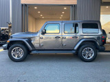 台形ホイールアーチはJeep伝統のデザインです。採用している理由は諸説ありますが、オフロードを走行する際にタイヤとボディが干渉しあわないよう配慮した作りにするためとなります。