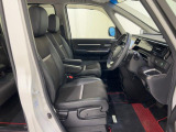 【運転席&助手席】運転席にはハイトアジャスタ機能付きで運転姿勢もバッチリ!ロングドライブでも疲れにくいシートです。
