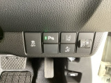 駐車や出庫時に障害物が接近するとお知らせしてくれるパーキングセンサーシステムつき。