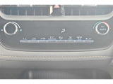 一度お好みの温度に設定すれば、車内の温度を検知し風量や温度を自動で調整。暑い&hellip;寒い&hellip;と何度もスイッチ操作をしなくても大丈夫です。