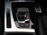 ブレーキを踏み停止後、その状態で継続的に車両を維持します。一般的な勾配の上り坂や下り坂の途中でも車両を維持できます。センターコンソールのスイッチによりON/OFFの切り替えができます。