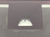 【スマートアシスト】走行中に前方の車両等を認識し、衝突しそうな時は警報とブレーキで衝突回避と被害軽減をアシスト。より安全にドライブをお楽しみいただけます。