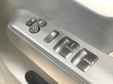 【電動格納ミラー】サイドミラーは電動格納式となっており、狭い駐車場でもキズがつくリスクを抑えられます。