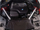 【BMWエンジン】革新的なガソリン・エンジン・テクノロジーによる高性能かつ高効率。レスポンスの良いパワーを発揮。常にスムーズな吸気を実現しアクセル開度にダイレクトに反応しドライビングを楽しく演出。