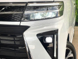 【LEDヘッドライト】悪天候や夜間走行時も良好な視界を確保し安心して運転できる高輝度LEDヘッドライトを装備!点灯速度が早く、消費電力も抑えられています。