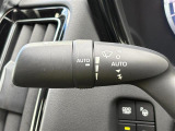 【オートワイパー(AUTO)】雨が降り出した時に、雨滴検出用センサー(レインセンサー)が雨滴を感知すると、自動でワイパーが動作します。