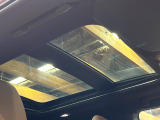 【ガラスルーフ】ガラスルーフ搭載で車内の解放感が一気にアップ!開放的なドライブをお楽しみいただけます。