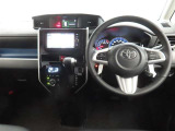 運転席に上下アジャスターがついていて、座ったままで自分にちょうどいいポジションに調整することができます。