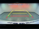 【バックカメラ】駐車時に後方がリアルタイム映像で確認できます。大型商業施設や立体駐車場での駐車時や夜間のバック時に大活躍!運転スキルに関わらず今や必須となった装備のひとつです!