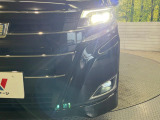 【LEDヘッドライト】悪天候や夜間走行時も良好な視界を確保し安心して運転できる高輝度LEDヘッドライトを装備!点灯速度が早く、消費電力も抑えられています。