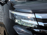 【LEDヘッドライト】悪天候や夜間走行時も良好な視界を確保し安心して運転できる高輝度LEDヘッドライトを装備!点灯速度が早く、消費電力も抑えられています。