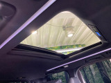 【サンルーフ】開放感たっぷりの希少装備、サンルーフが装着されています!車内に明かりを取り入れたり景色を楽しむ以外にも、車内の空気も簡単に換気できて快適です!