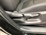 運転席シート座面は上下アジャスター付きです。お好みの位置に調整可能です。