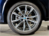 BMWの純正アロイホイールは軽量かつ強度にも優れているホイールで走行性能を引き上げる設計になっております。足元にもBMWは妥協がなくこだわっている個所になります。