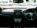 大きなフロントガラスで広々とした視界の運転席まわりです。