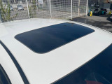 【サンルーフ】開放感たっぷりの希少装備、サンルーフが装着されています!車内に明かりを取り入れたり景色を楽しむ以外にも、車内の空気も簡単に換気できて快適です!