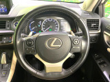 【純正革巻きステアリング】上質な革を使用することで、手にしっかり馴染みとても運転しやすいハンドルです♪