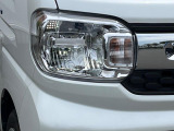 【LEDヘッドライト】悪天候や夜間走行時も良好な視界を確保し安心して運転できる高輝度LEDヘッドライトを装備!点灯速度が早く、消費電力も抑えられています。