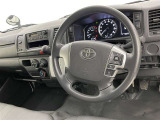 運転席まわりです。 各操作スイッチは使いやすい位置に配置されてます。