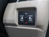 【両側電動スライド】スライドドアは両側電動スライドドアになっております。運転席からの開閉も出来、リモコンキーでも離れたところから開閉出来ますので大変便利な装備です。