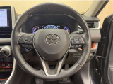 ステアリングスイッチ搭載!手を離さずに手元のスイッチでさまざまな操作が可能。運転中、視線をそらさなくても操作ができて安全です!