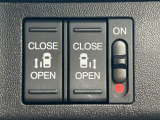 【両側パワースライドドア】スマートキーや運転席のスイッチで後席両側スライドドアの開閉が可能♪電動だから力を入れてドアを開ける必要が無く、小さなお子様でも簡単に開け閉めでき快適です♪