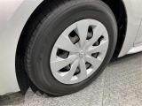 鉄チンタイヤになります。ホイールカバー装着車です