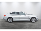 コンパクトなハッチバックながら、ロングノーズ・ショートオーバーハングのBMWらしい伝統的なスタンスを継承しています。