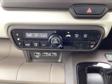 運転席にはシートヒーターを装備