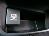 【POWEROUTLET】12V電源ソケットを設置しております。周辺機器の充電にご利用頂けます。