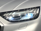 ●LEDハイビームが多数独立で存在し、ハイビーム時に対向車や前方を走る車の部分をロービームに切り替えが可能!!シーケンシャルウインカーも装備!!