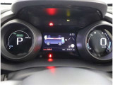 カラーヘッドアップディスプレイ付き。少ない視線移動で情報を確認できるので、運転の疲労軽減に繋がりますよ♪
