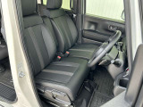 厚みのあるシートは座り心地も良く運転席も助手席もリラックスしてゆったりと座れます!
