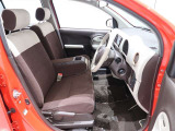 運転席はアームレスト付のベンチシートタイプとなります!