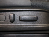 パワーシート装備車です。電動でシートが動きます、高級感がありとても便利な機能です!