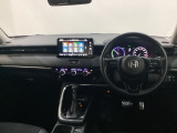 車内は光触媒抗菌消臭施工済です。スタイリッシュなデザインでスポーティなインパネ周りを演出します。グローブボックスやカップホルダーのほかにトレーなどたくさんの収納スペースが付いています。